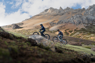 Ciclisti su MTB Amflow in salita panoramica – esperienza BBike