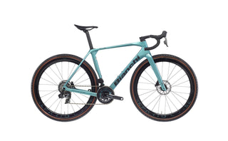 Bici gravel Bianchi Impulso Pro con telaio aerodinamico in carbonio, gruppo SRAM e ruote Pirelli Cinturato Gravel, ideale per alte prestazioni su sterrato e asfalto.
