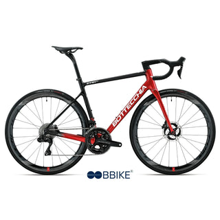 Bicicletta da corsa Bottecchia EMME 4 SLI nero e rosso con telaio in carbonio, vista laterale su fondo bianco.