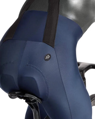 Dettaglio fondello calzamaglia ciclismo uomo Assos Mille GT Spring Fall bib tights S11 colore blu per comfort prolungato.