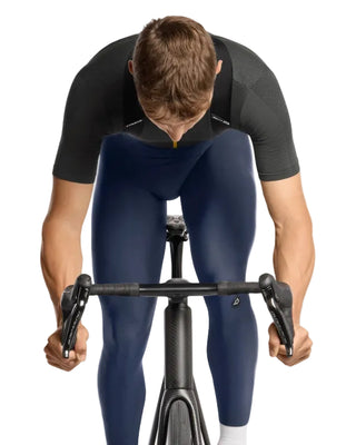Calzamaglia ciclismo uomo Assos Mille GT Spring Fall bib tights S11 colore blu indossata vista frontale.