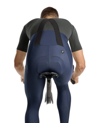 Vista posteriore calzamaglia ciclismo uomo Assos Mille GT Spring Fall bib tights S11 colore blu indossata.