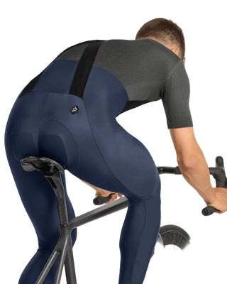 Calzamaglia ciclismo uomo Assos Mille GT Spring Fall bib tights S11 colore blu vista tre quarti posteriore.