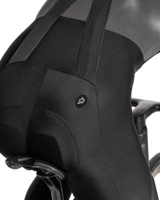 Dettaglio fondello calzamaglia ciclismo uomo Assos Mille GT Spring Fall bib tights S11 per comfort e supporto prolungato.