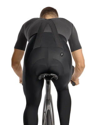 Vista posteriore calzamaglia ciclismo uomo Assos Mille GT Spring Fall bib tights S11 indossata con bretelle.