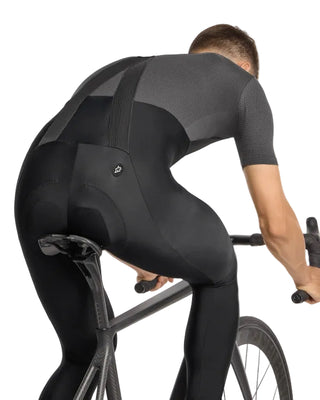 Calzamaglia ciclismo uomo Assos Mille GT Spring Fall bib tights S11 indossata vista tre quarti posteriore con bretelle.