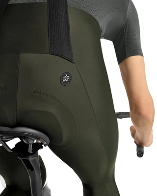 Dettaglio fondello calzamaglia ciclismo uomo Assos Mille GT Spring Fall bib tights S11 verde per comfort e supporto prolungato.