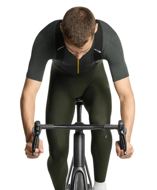 Calzamaglia ciclismo uomo Assos Mille GT Spring Fall bib tights S11 verde indossata con vista frontale.