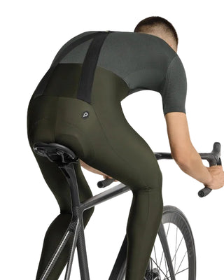 Calzamaglia ciclismo uomo Assos Mille GT Spring Fall bib tights S11 verde con vista tre quarti posteriore.