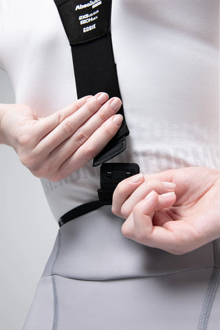 Dettaglio bretelle regolabili salopette ciclismo donna Gobik Absolute 7.0 con sistema di fissaggio ergonomico e supporto stabile per comfort e prestazioni su strada