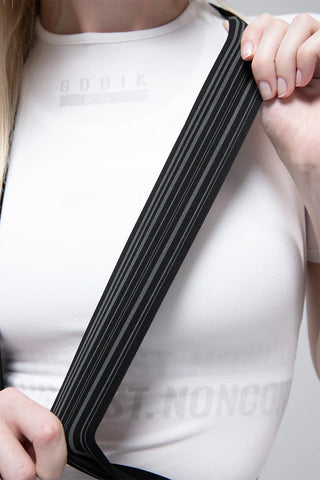 Dettaglio bretelle elastiche salopette ciclismo donna Gobik Absolute 7.0 con struttura ergonomica e supporto stabile, abbigliamento tecnico professionale per ciclismo su strada