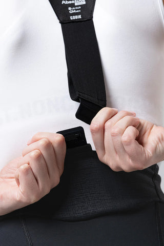 Dettaglio chiusura bretelle dei pantaloni ciclismo lunghi Gobik Absolute 7.0 Women con sistema regolabile per vestibilità stabile e comfort nelle uscite invernali.