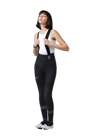 Modella indossa pantaloni ciclismo lunghi Gobik Absolute 7.0 Women con bretelle, fondello K9 e vestibilità ergonomica per cicliste professioniste.