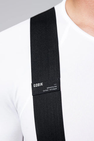 Bretelle ergonomiche Gobik Absolute Total Straps su salopette ciclismo professionale, dettaglio tecnico per comfort e prestazioni ottimali in gara e allenamento.