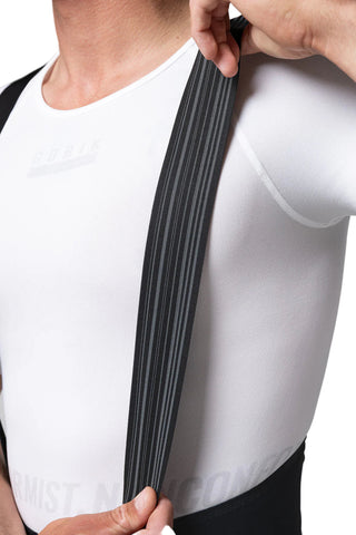 Dettaglio bretella elastica dei pantaloni Gobik Absolute 7.0 Bib Tight neri, con cuciture rinforzate per massimo comfort.