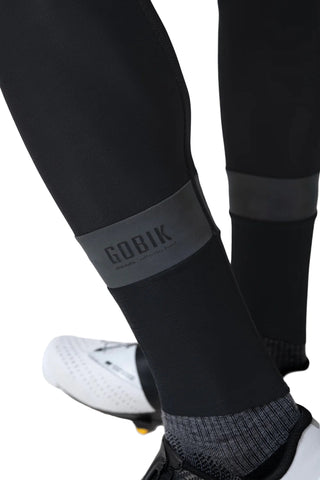 Dettaglio calzamaglia Gobik Absolute 7.0 Uomo Nero con fascia inferiore a compressione e logo riflettente per visibilità e comfort nelle uscite invernali su strada e MTB.