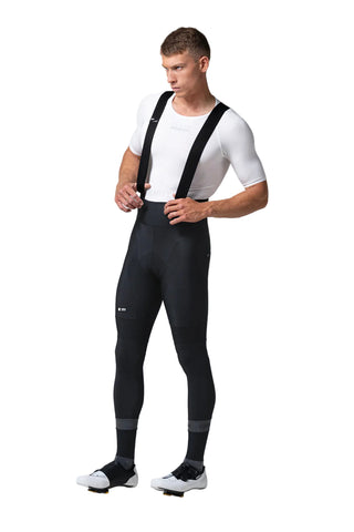 Dettaglio tecnico salopette Gobik Absolute 7.0 con cuciture rinforzate e bretelle elastiche, pantaloni da ciclismo invernali ad alte prestazioni per professionisti.