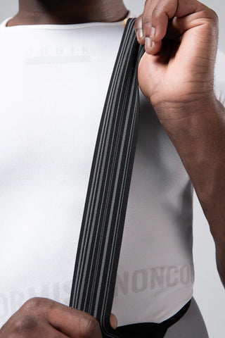 Bretelle ergonomiche Gobik Absolute 7.0 da uomo in tessuto tecnico traspirante, dettaglio cuciture rinforzate per maggiore comfort nelle uscite in bici da corsa.