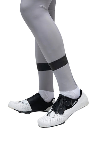 Dettaglio calzamaglia ciclismo lunga uomo Gobik Absolute 7.0 Tapioca con inserti a compressione e fascia elastica alla caviglia, abbinata a scarpe da ciclismo professionali Shimano.