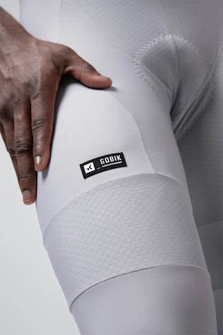 Dettaglio calzamaglia lunga ciclismo uomo Gobik Absolute 7.0 Tapioca con tessuto tecnico a compressione e logo in evidenza sulla coscia, pensata per performance professionali.