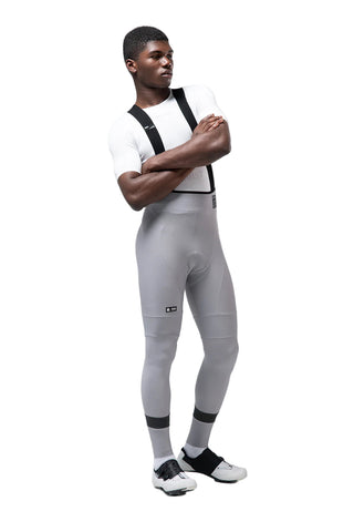 Ciclista uomo con calzamaglia lunga Gobik Absolute 7.0 Tapioca, bibtight invernale ad alte prestazioni per ciclismo professionale, vestibilità ergonomica e comfort totale.