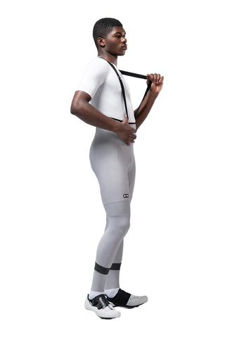 Ciclista uomo con calzamaglia lunga Gobik Absolute 7.0 Tapioca, bretelle ergonomiche e tessuto tecnico traspirante, ideale per ciclismo su strada e MTB in condizioni fredde.