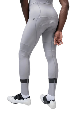Dettaglio posteriore calzamaglia Gobik Absolute 7.0 Tapioca da uomo, bibtight tecnico per ciclismo invernale con fondello ad alte prestazioni e cuciture rinforzate.