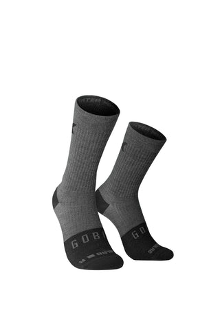 Calze da ciclismo Gobik Winter Merino Alloy unisex grigio scuro, in lana merino calda e traspirante, ideali per uscite invernali su strada e gravel.