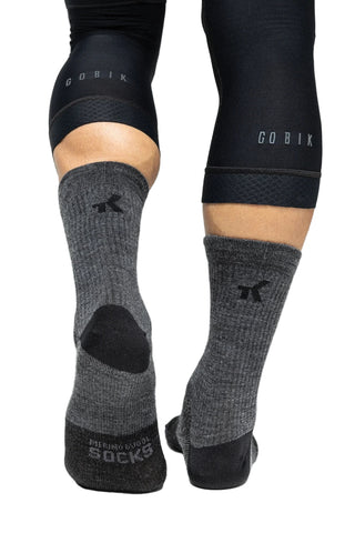 Dettaglio calze Gobik Winter Merino Alloy grigio scuro, design ergonomico in lana merino per isolamento termico e ottima traspirazione durante la pedalata.
