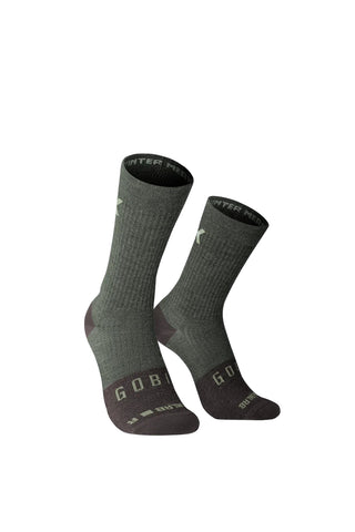 Calzini tecnici in lana merino Gobik Deep Winter Olive, doppio colore verde oliva e marrone, con logo Gobik sul tallone e scritta Merino Wool Socks.