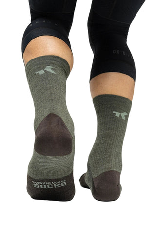 Dettaglio calze Gobik Deep Winter Merino Olive unisex, tessuto rinforzato in lana merino e design ergonomico per comfort termico durante il ciclismo invernale.