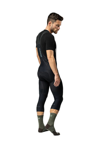 Calze Gobik Deep Winter Merino Olive indossate, color verde oliva e marrone, progettate per ciclisti che cercano isolamento termico e traspirabilità nei mesi freddi.