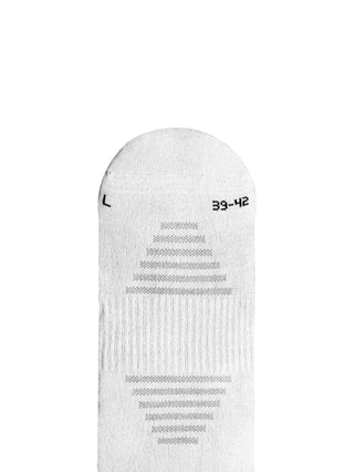Dettaglio tessuto calzino Pissei Argentum bianco e grigio, zona compressiva e cuciture piatte per supporto e traspirabilità durante la pedalata.