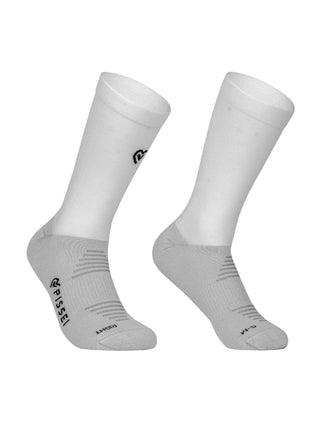 Calze da ciclismo Pissei Argentum bianche e grigie, design ergonomico con struttura traspirante e compressiva per performance professionali su strada.