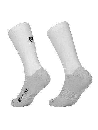 Calzini tecnici Pissei Argentum bianchi e grigi da ciclismo, con logo laterale e rinforzi su tallone e punta per maggiore comfort e durata.