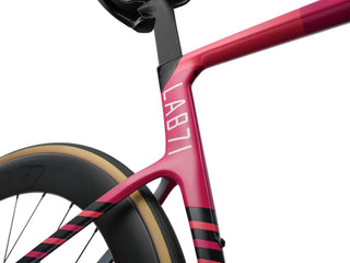 Dettaglio telaio posteriore Cannondale LAB71 SuperSix EVO Team – design aerodinamico con finitura racing e passaggio ruota integrato per massime prestazioni su strada.