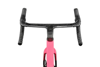 Dettaglio manubrio integrato MomoDesign su Cannondale SuperSix EVO LAB71 Team – cockpit aerodinamico in carbonio per massima efficienza e controllo nelle gare su strada.