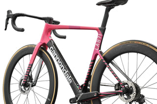 Dettaglio telaio Cannondale SuperSix EVO LAB71 – design aerodinamico e costruzione in carbonio premium per massime prestazioni.