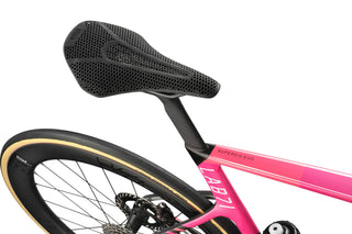 Dettaglio sella Fizik e reggisella integrato Cannondale SuperSix EVO LAB71 – comfort e aerodinamica per competizioni su strada.