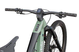 Dettaglio display e comandi della Cannondale Moterra Neo 2, schermo Bosch Smart System integrato nel manubrio per gestione assistenza elettrica.