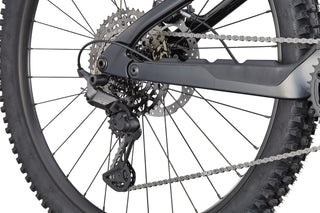 Dettaglio trasmissione e deragliatore posteriore della Cannondale Moterra Neo 2, gruppo Shimano XT con freni a disco idraulici e cambio preciso.