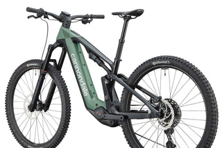 Vista posteriore della Cannondale Moterra Neo 2, sospensione integrale e pneumatici Continental Kryptotal per massima trazione su terreni tecnici.