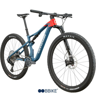 Bici da cross-country Cannondale full suspension con telaio in carbonio, ruote 29" e freni a disco idraulici.