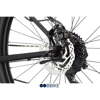 Dettaglio del freno a disco idraulico Shimano montato sulla ruota posteriore della MTB Cannondale, sicurezza e potenza di arresto elevate.