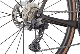 Cambio posteriore Shimano GRX e pacco pignoni su Cannondale SuperX Carbon 3, gruppo gravel adatto a competizioni e percorsi off-road.