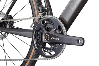 Trasmissione Shimano GRX su bicicletta gravel Cannondale SuperX Carbon 3, guarnitura doppia ad alte prestazioni per ciclisti professionisti.