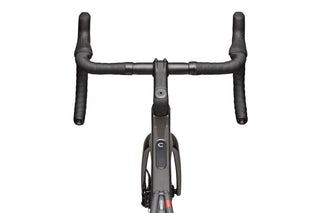 Manubrio aerodinamico e cockpit integrato della bici gravel Cannondale SuperX Carbon 3, progettata per velocità e controllo.