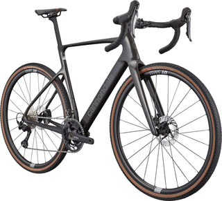 Bicicletta gravel Cannondale SuperX Carbon 3 vista tre quarti, montata Shimano GRX e ruote DT Swiss, ideale per gare e percorsi misti.