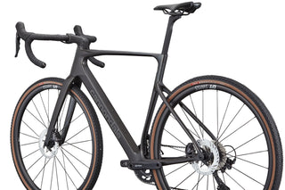 Dettaglio telaio in carbonio e geometria racing della bicicletta gravel Cannondale SuperX Carbon 3 con componenti Shimano GRX.