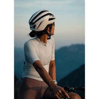 Casco MET Trenta 3K Carbon bianco indossato da ciclista su strada, casco leggero e sicuro per ciclismo professionale